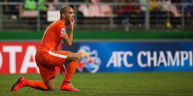 Alih-alih Batu, Pemain Ini Malah Dilempar iPhone oleh Fans Lawan!