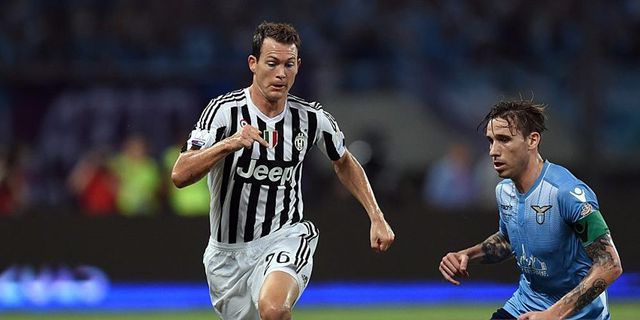 Lichtsteiner Terancam Absen Lawan Napoli