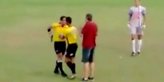 Jangan Macam-macam dengan Wasit Ini atau Bakal Didor!