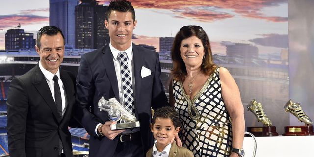 Terima Penghargaan, Ronaldo Ajak Ibu dan Anak