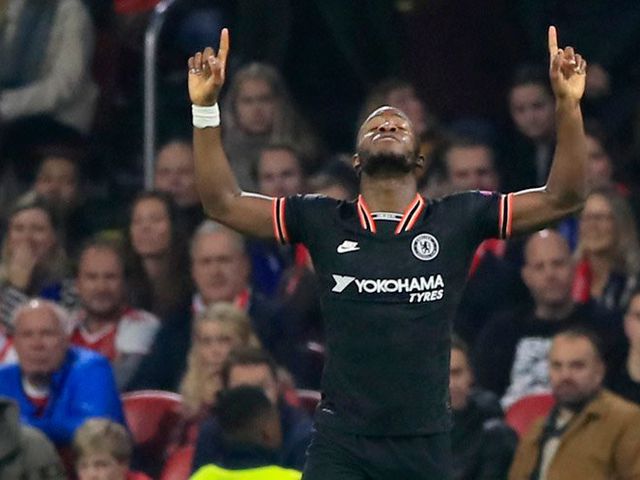 Selebrasi Michy Batshuayi usai bobol gawang Ajax Amsterdam. (c) AP Photo