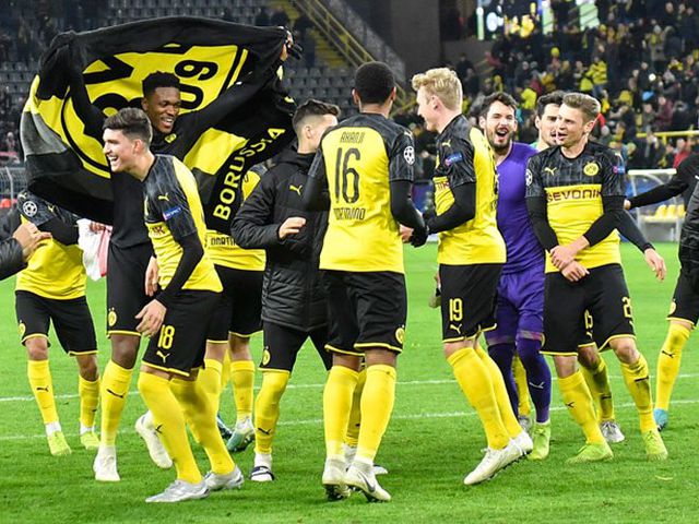Selebrasi pemain Borussia Dortmund usai kalahkan Slavia Praha dan lolos ke 16 besar UCL, Kamis (12/12/2019) dini hari. (c) AP Photo