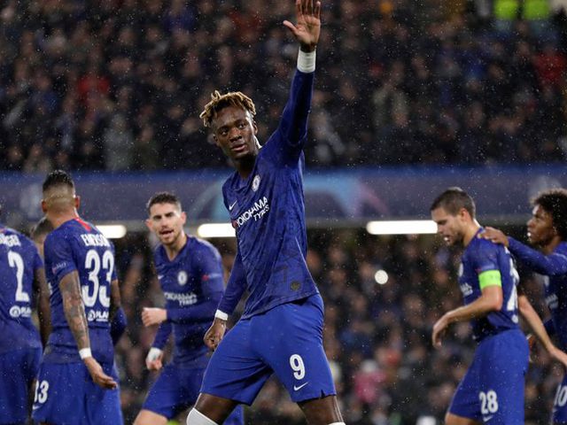 Striker Chelsea, Tammy Abraham merayakan golnya ke gawang Lille. (c) AP Photo