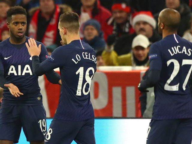 Ryan Sessegnon (kiri) berselebrasi bersama Giovani Lo Celso, center, dan Lucas Moura saat lawan Bayern Munchen. (c) AP Photo