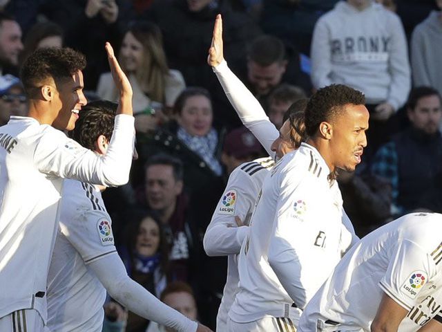 Skuat Real Madrid merayakan gol Raphael Varane ke Gawang Getafe, Sabtu (4/1/2020) (c) AP Photo