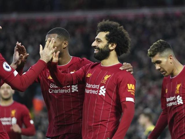 Pemain Liverpool merayakan gol Mohamed Salah ke gawang Southampton di Anfield, Sabtu (1/1/20) malam WIB. (c) AP Photo