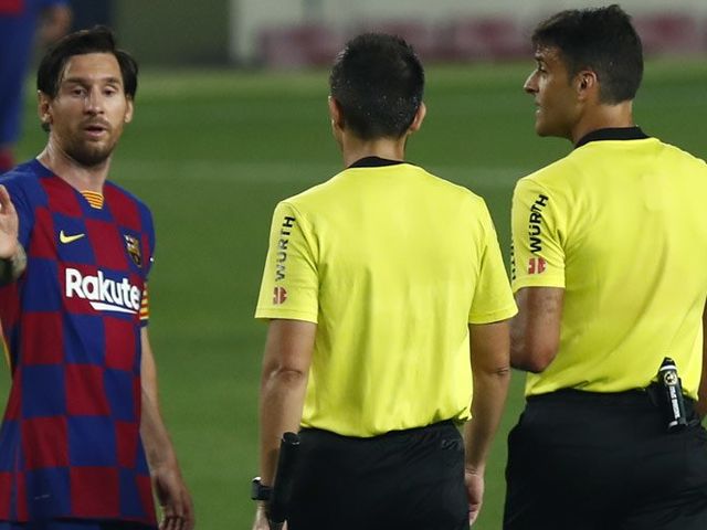 Lionel Messi melakukan protes kepada wasit pada laga pekan ke-31 La Liga 2019/2020 melawan Athletic Bilbao (24/6/2020) (c) AP Photo