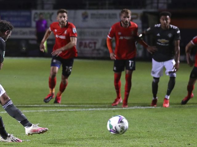 Juan Mata mengeksekusi penalti di pertandingan Luton vs MU (c) AP Photo