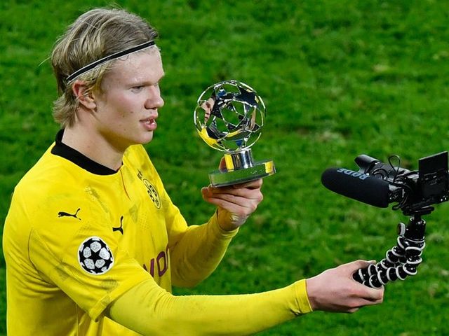 Erling Haaland berpose dengan trofi Player of the Match Borussia Dortmund vs Sevilla, Liga Champions 2020/21. (c) AP Photo