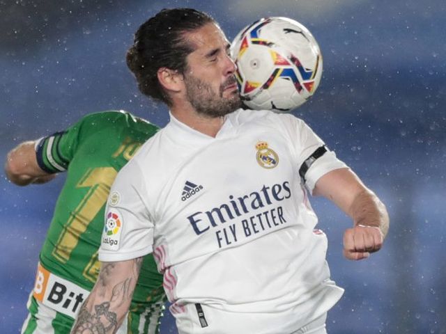 Isco melakukan duel dengan pemain Real Betis pada laga pekan ke-33 La Liga musim 2020/2021 (c) AP Photo