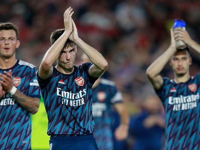 Pemain Arsenal, Kieran Tierney, memberikan aplaus kepada fans usai laga pekan perdana Premier League hari Sabtu (14/8/2021). (c) AP Photo