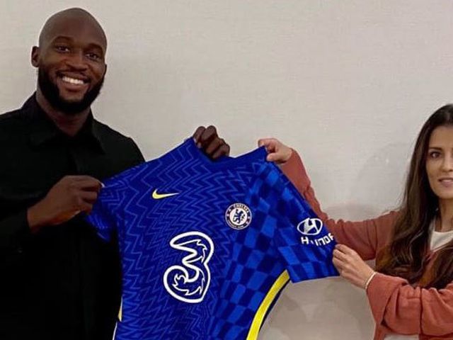 Romelu Lukaku (kiri) berpose dengan Marina Granovskaia sambil memegang jersey Chelsea. (c) Chelsea FC