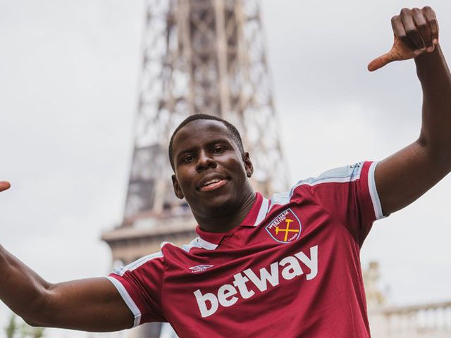 Kurt Zouma resmi bergabung dengan West Ham United (c) West Ham United Official