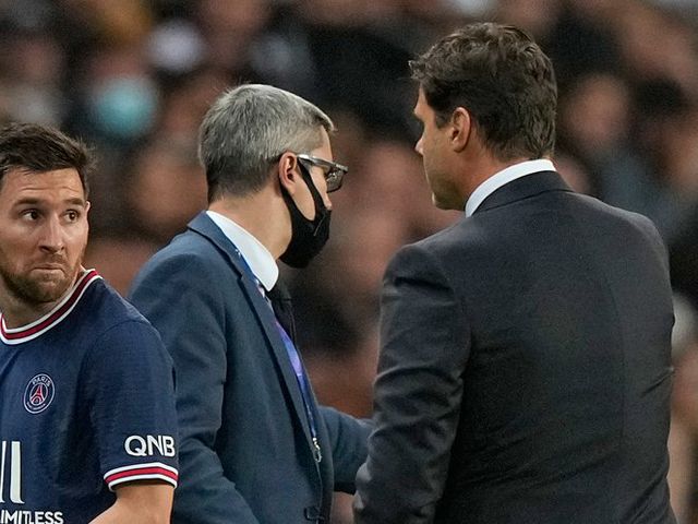 Ekspresi Lionel Messi saat ditarik keluar dalam laga PSG vs Lyon pada lanjutan Ligue 1, Senin (20/9/2021) dini hari WIB. (c) AP Photo