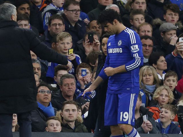 Diego Costa disambut Mourinho usai ditarik keluar lapangan (c) AFP