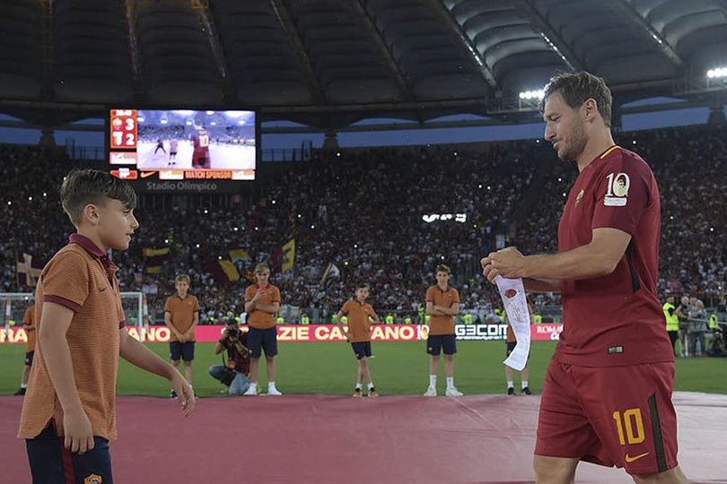 Saat Francesco Totti Melepas Ban Kaptennya