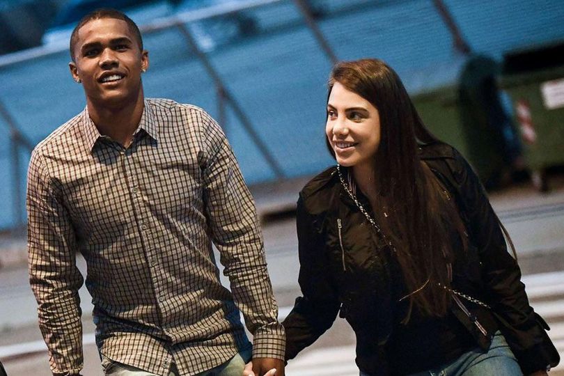 Galeri: Douglas Costa Tiba di Turin Didampingi Sang Istri Galeri: Douglas Costa Tiba di Turin Didampingi Sang Istri