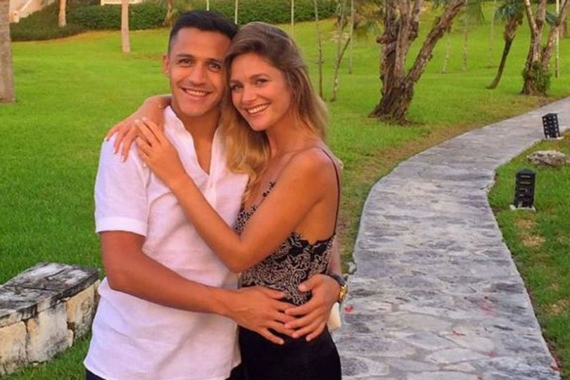 Liburan, Alexis Sanchez Mesra dengan Pacar Anyar