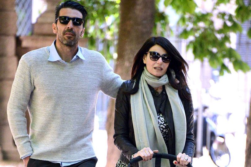 Foto Liburan 'Nakal' Buffon dan Sang Pacar Jadi Viral