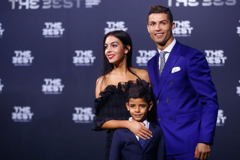 Tobat Hura-Hura, Ronaldo Kini Sibuk Momong Anak