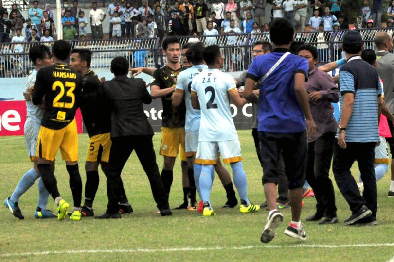 Pertandingan Persela Kontra Barito Putera Berakhir Ricuh