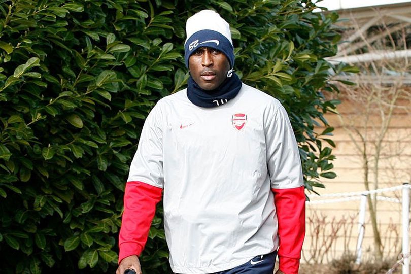 Pertahanan Bocor, Sol Campbell Tawarkan Diri Kembali ke Arsenal