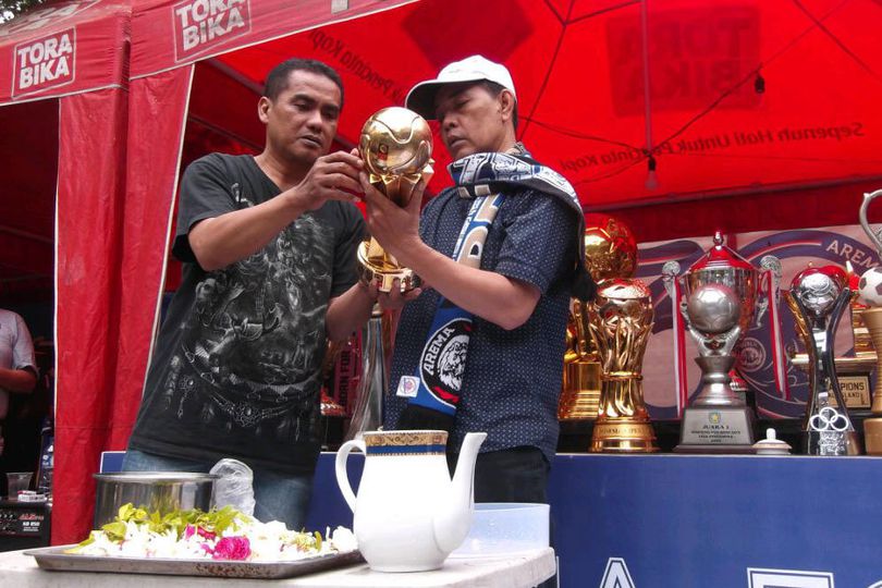 Peringati Ulang Tahun, Arema FC Ruwat Koleksi Piala Peringati Ulang Tahun, Arema FC Ruwat Koleksi Piala