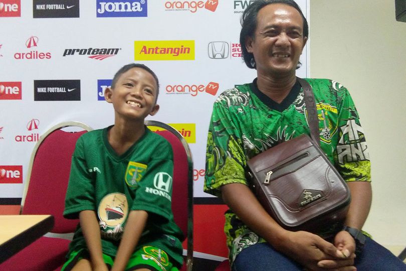 Berkat Telur Puyuh, Bonek Cilik Ini Bisa Bertemu Pemain Idolanya