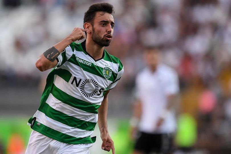 Tiba di Carrington, Bruno Fernandes Berpose Dengan Jaket Manchester United