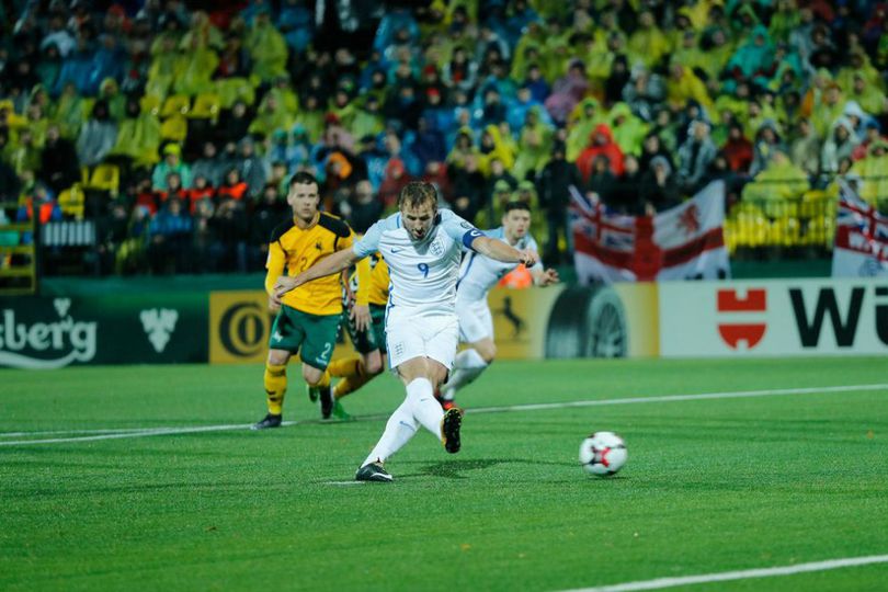 Ferdinand Ragu Dengan Penyerang Inggris di Piala Dunia