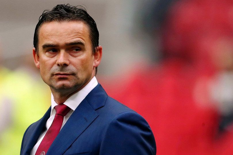 Bukan ke MU, Marc Overmars Merapat ke Barcelona?