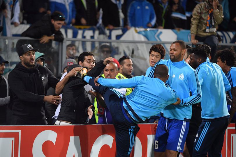 Video: Tendangan Kungfu Patrice Evra ke Wajah Suporter