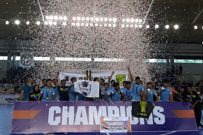 Trofi Juara Liga Futsal Nusantara 2017 Diraih Deking's Halus Trofi Juara Liga Futsal Nusantara 2017 Diraih Deking's Halus
