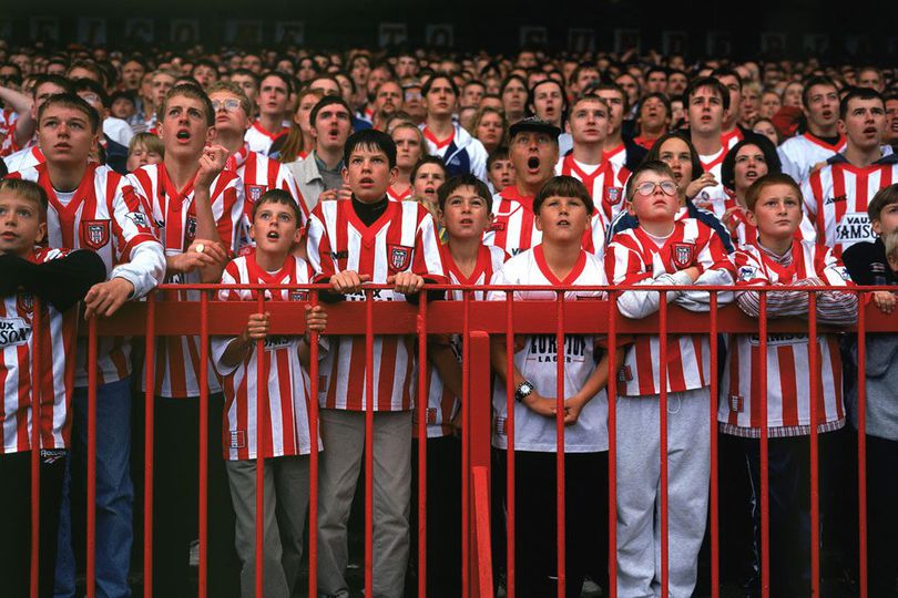 Jorok Sekali, Fans Sunderland Ini Buang Air Besar di Tribun Stadion