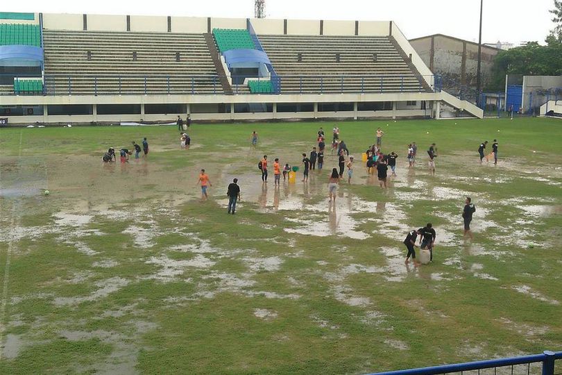 Lapangan Banjir, Suporter Klub Liga 3 Ini Ikut Ngepel