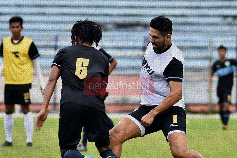 Persela Juga Coret Gaston Castano