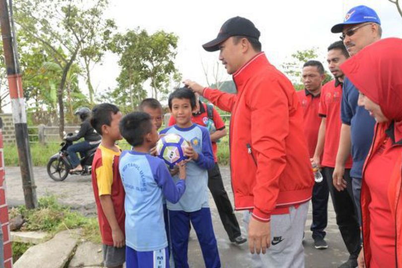 Datang ke Bogor, Kemenpora Bagi-Bagi Bola ke Siswa