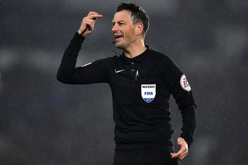 Video: Dilempar Botol oleh Pemain, Wasit Clattenburg Malah Ajak Bercanda