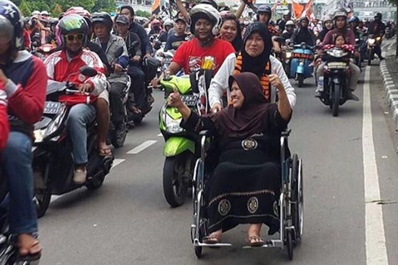 Nenek Rahma, The Jakmania Berkursi Roda Dapat Tiket VVIP Gratis untuk Nonton Persija