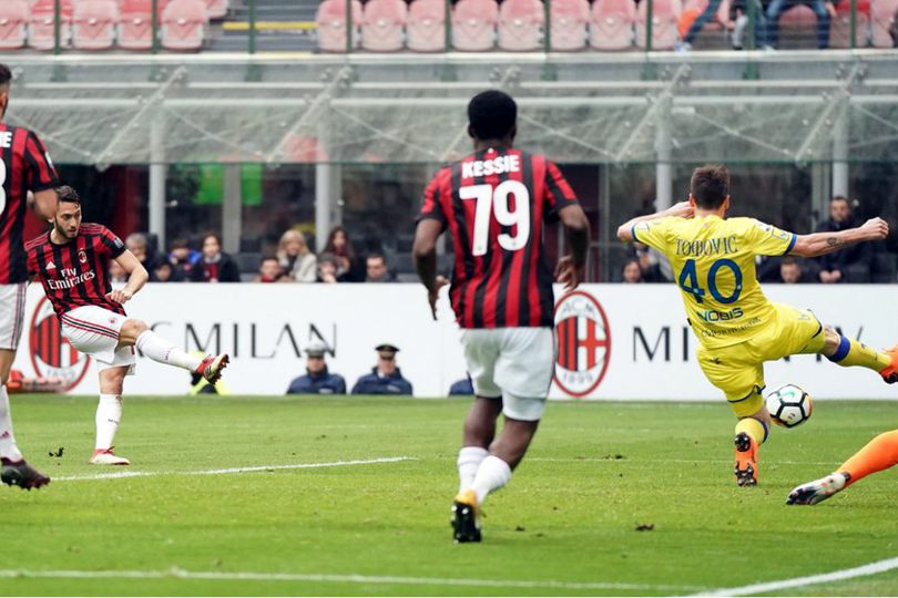 Hasil Pertandingan AC Milan vs Chievo: Skor 3-2