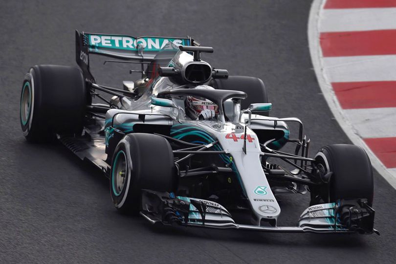 Hamilton Puas Mercedes Manfaatkan Kelemahan Ferrari