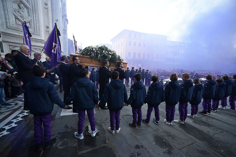 Video: Mengharukan, Ribuan Tangis Sebagai Penghormatan Terakhir Untuk Astori