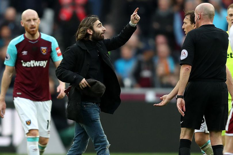 Video: Ganggu Pertandingan, Fans West Ham Dipukuli Massa