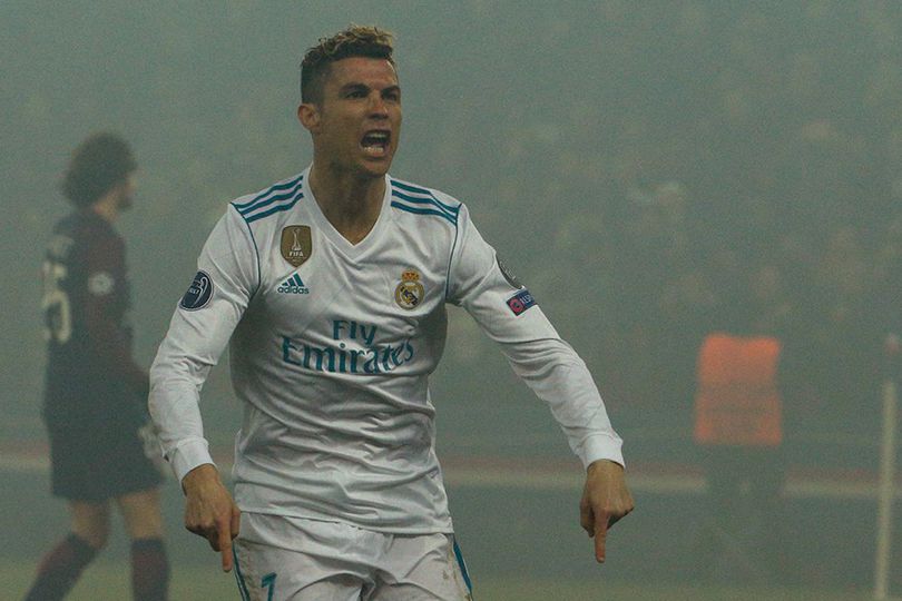 Video: Perkelahian Aneh Ronaldo dan Dani Alves, Pukulan dan Tendangan yang Meleset Video: Perkelahian Aneh Ronaldo dan Dani Alves, Pukulan dan Tendangan yang Meleset