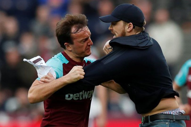 Video: Kapten West Ham Berkelahi dengan Fans yang Masuk Lapangan