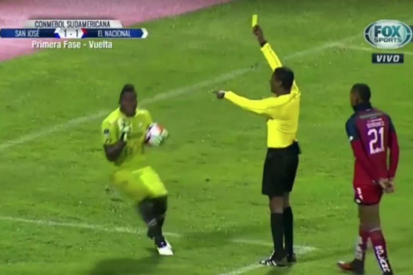 Video: Disentuh Sedikit Oleh Wasit, Pemain Ini Malah Diving