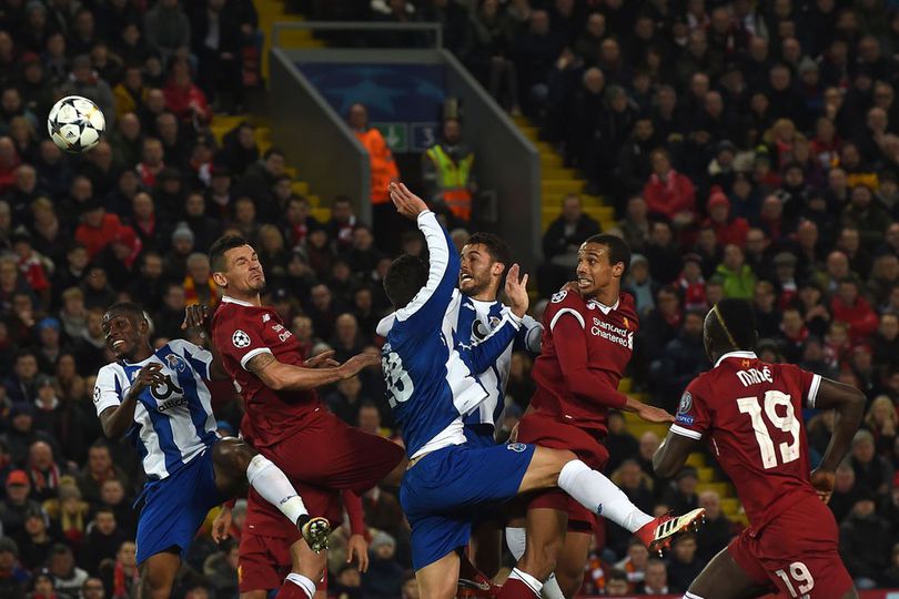 Ini Baru Fans Sejati! Timnya Kalah, Supporter Porto Lakukan Aksi Berkelas