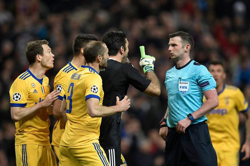 Buffon Soal Michael Oliver: Dia Hanya Bernasip Buruk