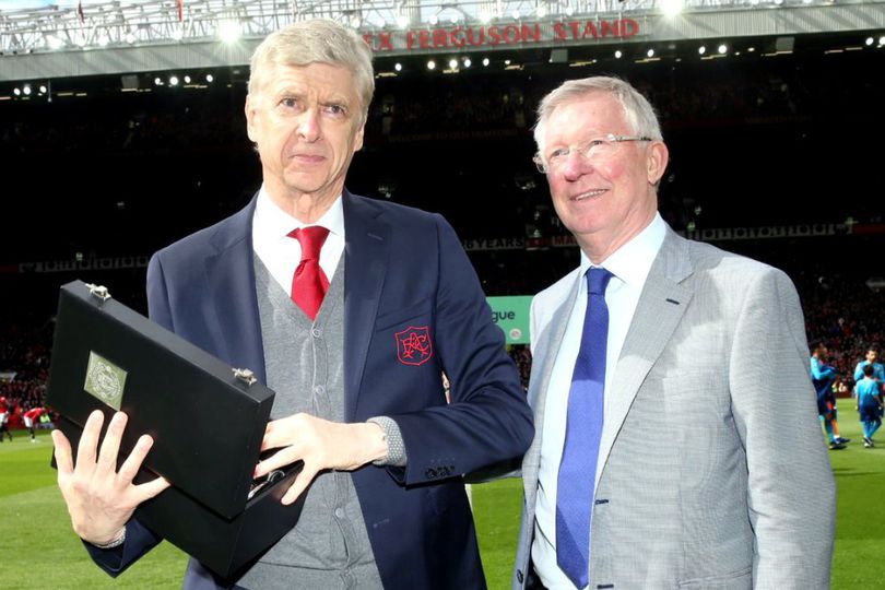 Video: Sir Alex Beri Kado Perpisahan Untuk Wenger