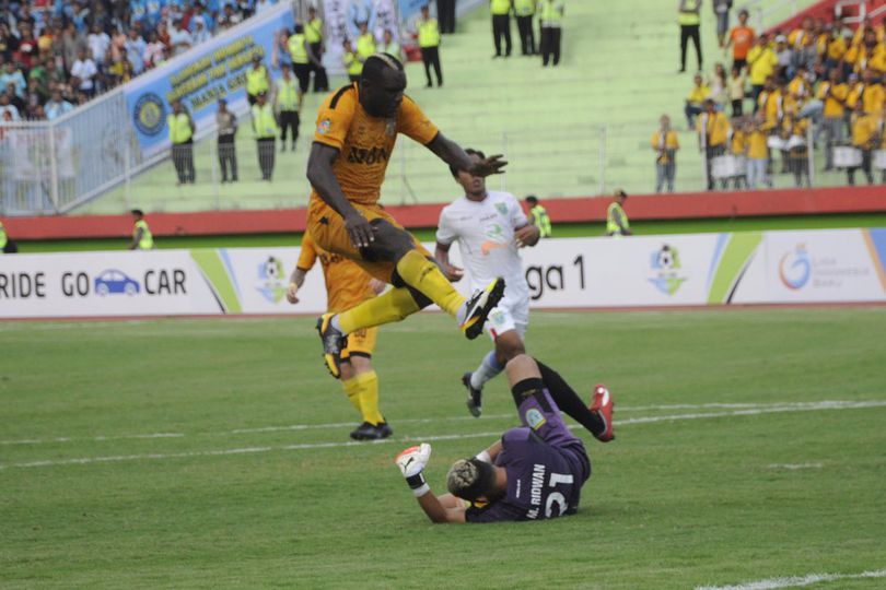 Akibat Benturan, Kiper Persela Sempat Alami Pendarahan